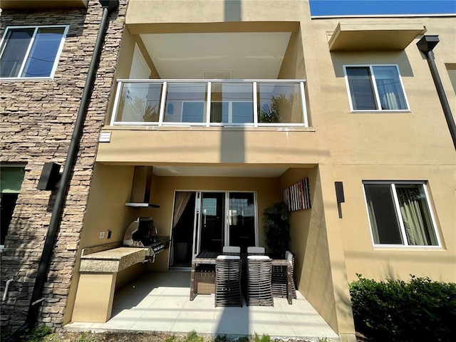 view of front of home featuring a patio