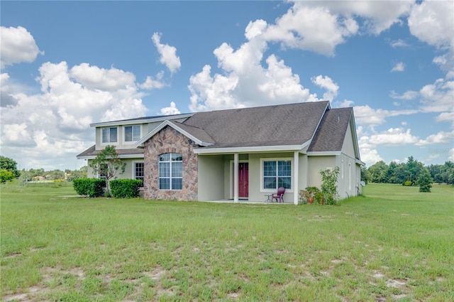 view of front facade featuring a front yard