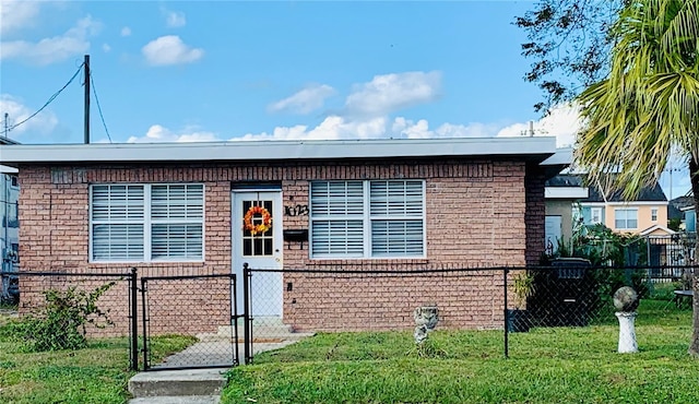 view of front facade featuring a front yard