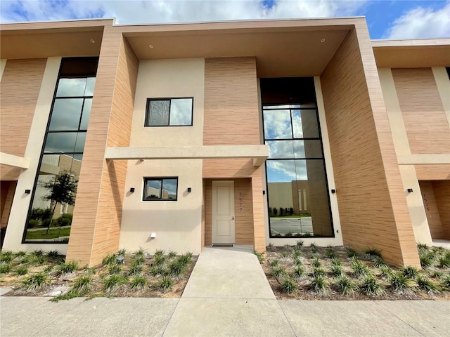 view of front facade featuring stucco siding