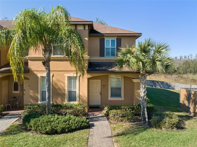 view of front of property featuring a front yard