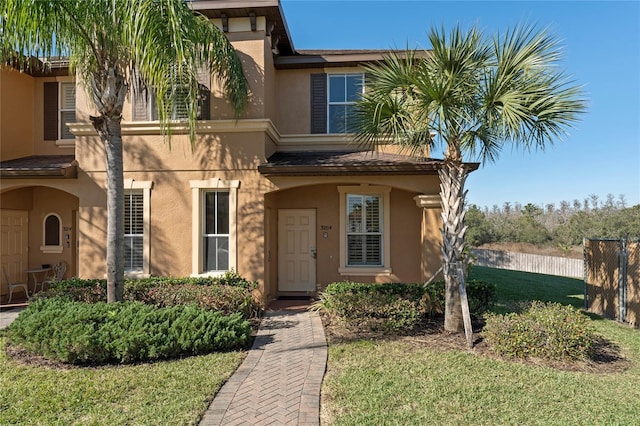 view of front facade with a front yard