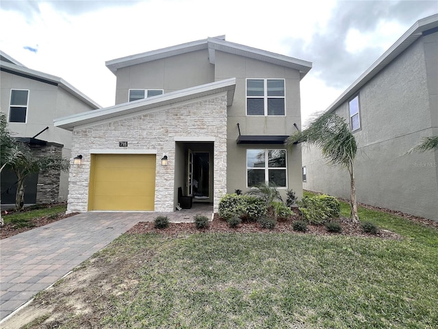 view of front of property featuring a front lawn and a garage