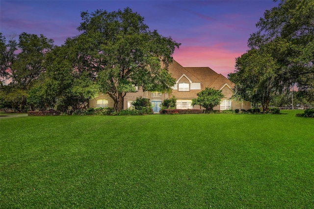 view of yard at dusk