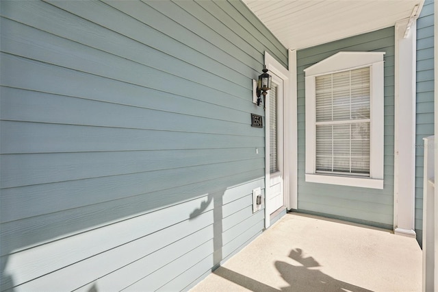 doorway to property with covered porch