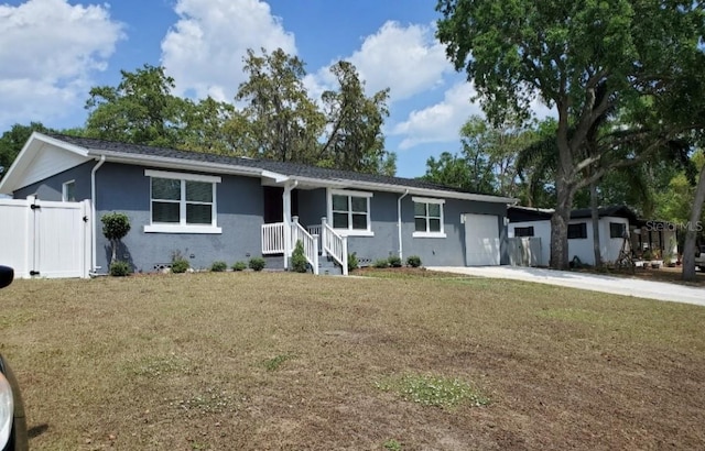 ranch-style house featuring a front yard