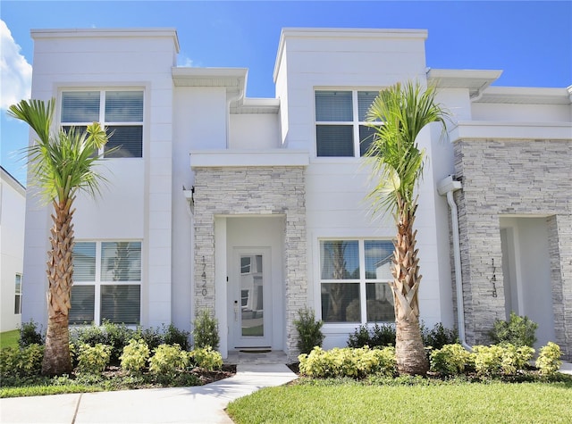 view of front of home featuring a front lawn