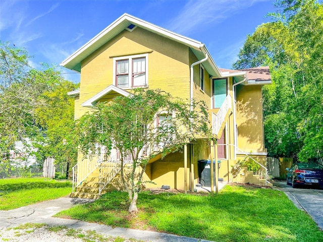 view of front of house featuring a front lawn