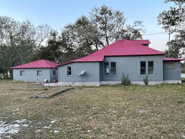 back of house featuring a yard