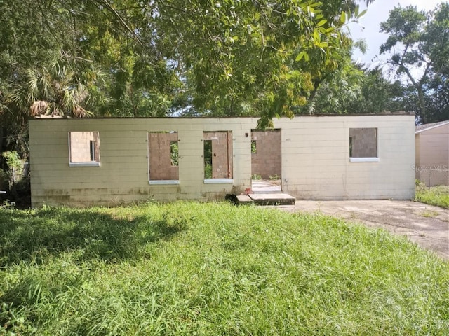 view of front of house featuring a front lawn