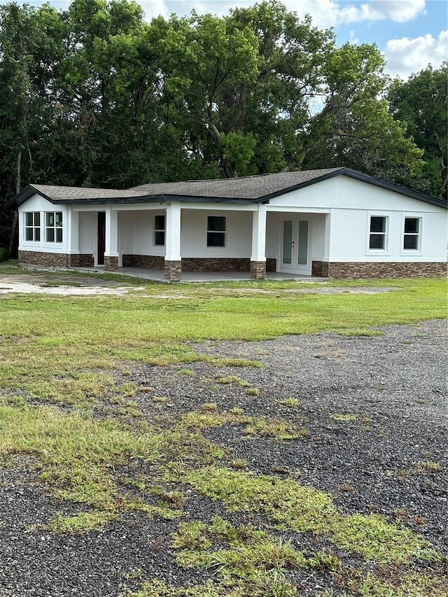 view of front facade with a front lawn