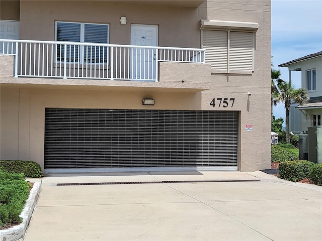 view of front of property featuring a balcony