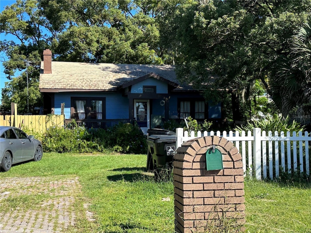 view of front of house featuring a front yard