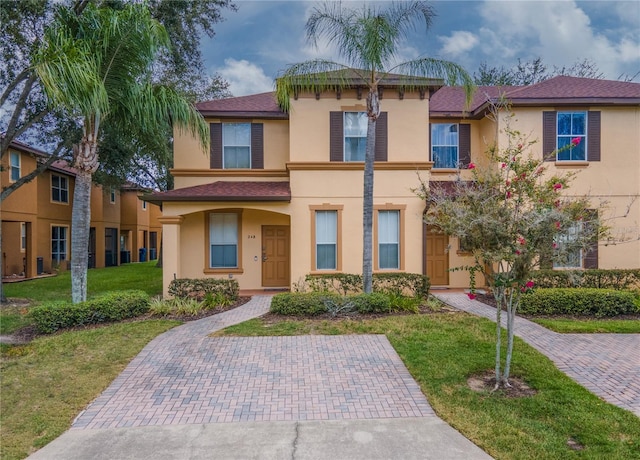 view of front of property featuring a front lawn