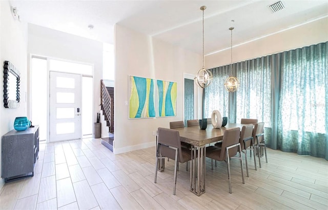 dining area with a notable chandelier