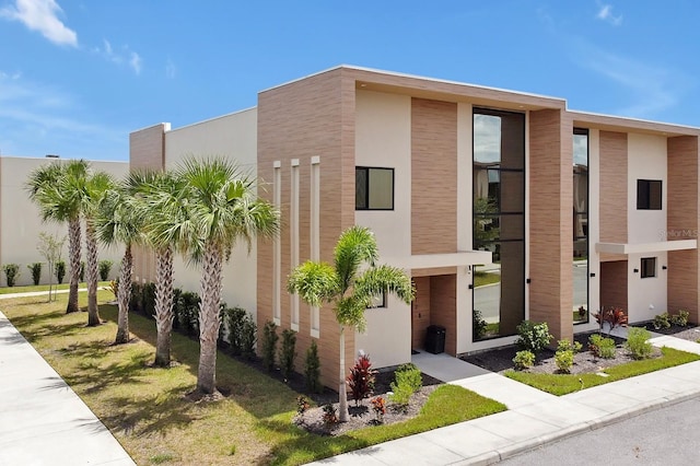 view of front of house with a front lawn