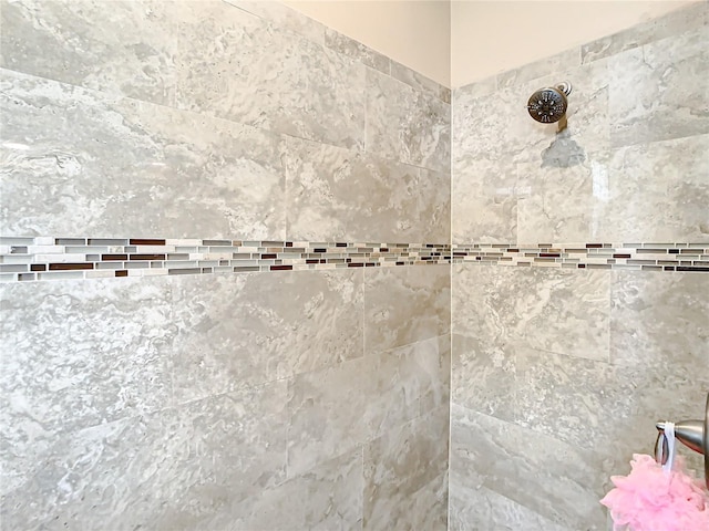 bathroom featuring tiled shower