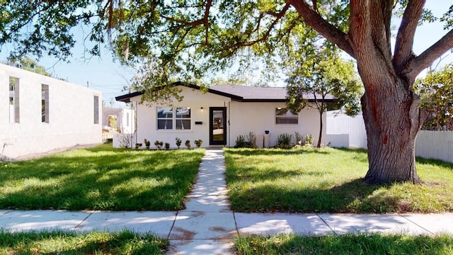 view of front facade featuring a front lawn