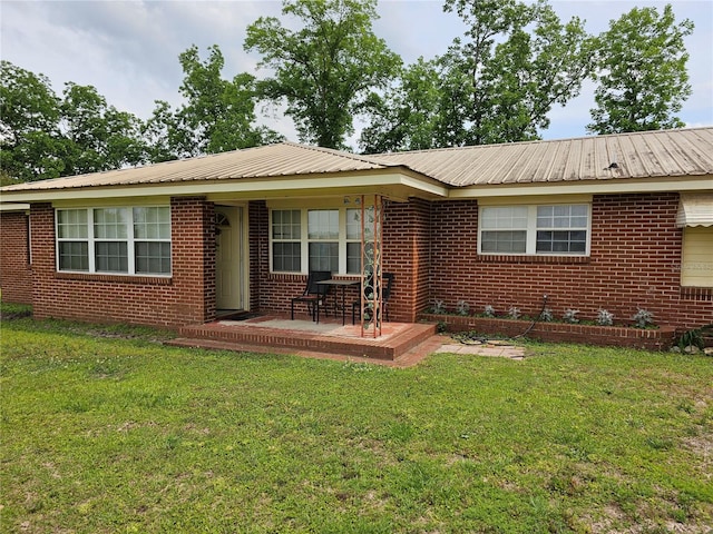 view of front of house featuring a front lawn