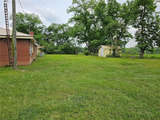 view of yard with a shed