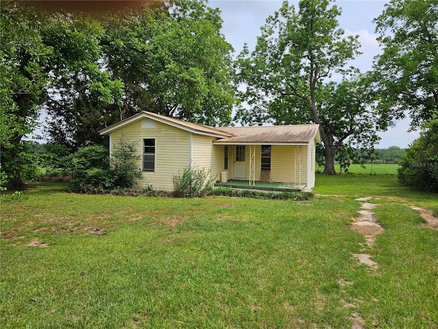 view of front facade featuring a front lawn