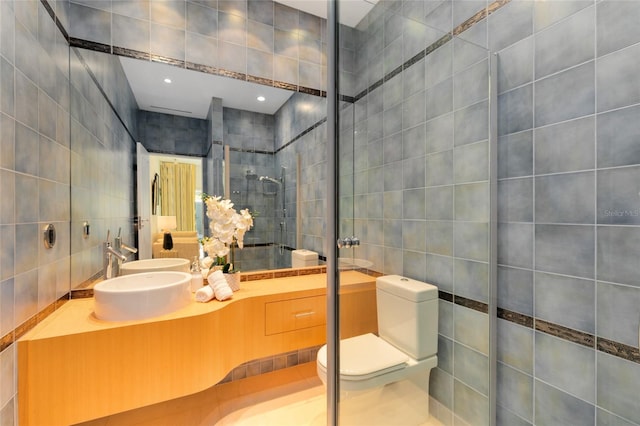 bathroom featuring tiled shower, toilet, decorative backsplash, and tile walls