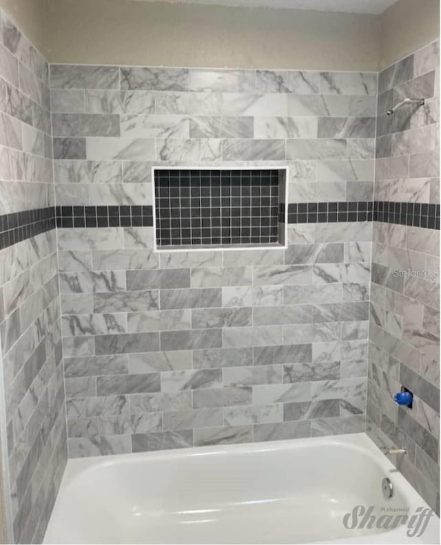 bathroom with tiled shower / bath