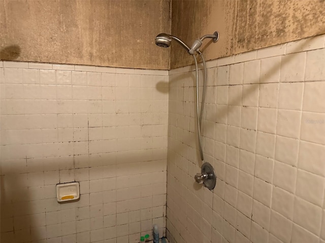 details featuring a tile shower