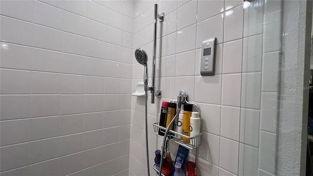 bathroom featuring tiled shower