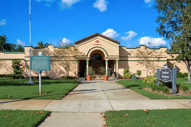 mediterranean / spanish-style home featuring a front yard