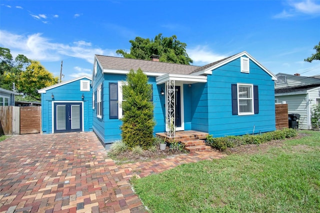 view of front of house featuring a front lawn