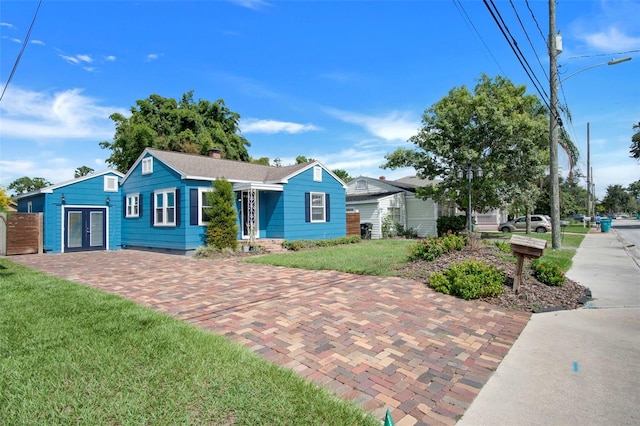 ranch-style house featuring a front yard