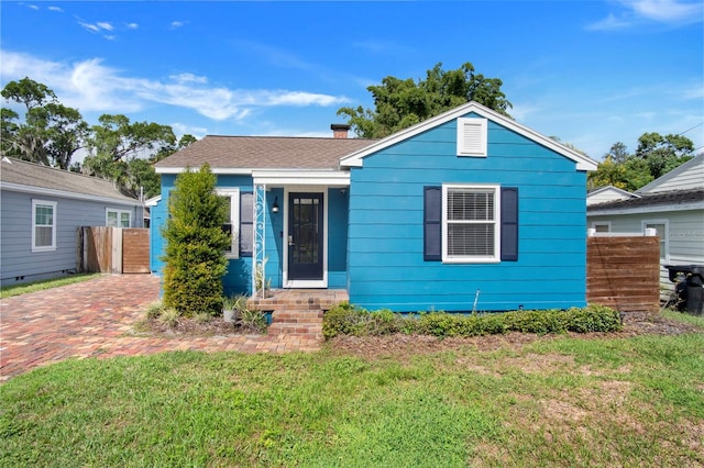 view of front of property featuring a front lawn