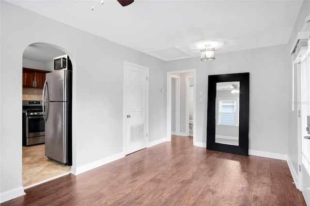 tiled foyer entrance with ceiling fan