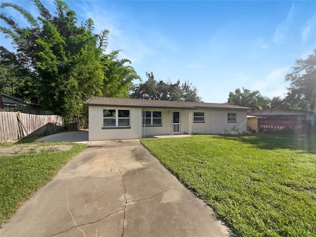 single story home with a front lawn