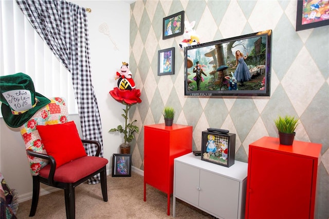 living area featuring carpet and baseboards