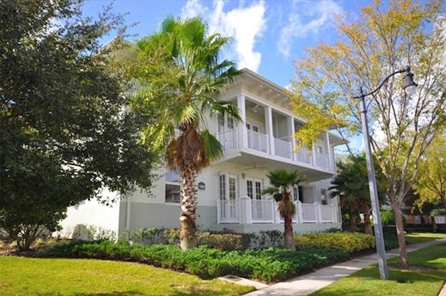 view of front of home featuring a front yard