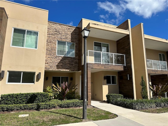 view of front of home featuring a balcony