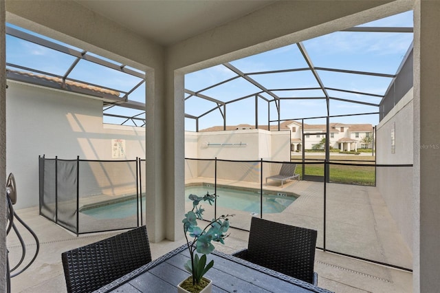 sunroom / solarium featuring vaulted ceiling