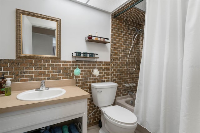 full bathroom with shower / bath combo with shower curtain, toilet, backsplash, and vanity