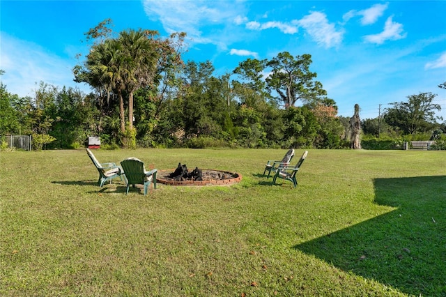 view of yard featuring a fire pit