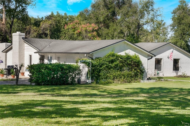 ranch-style house featuring a front lawn