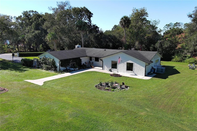 view of front of house featuring a front lawn