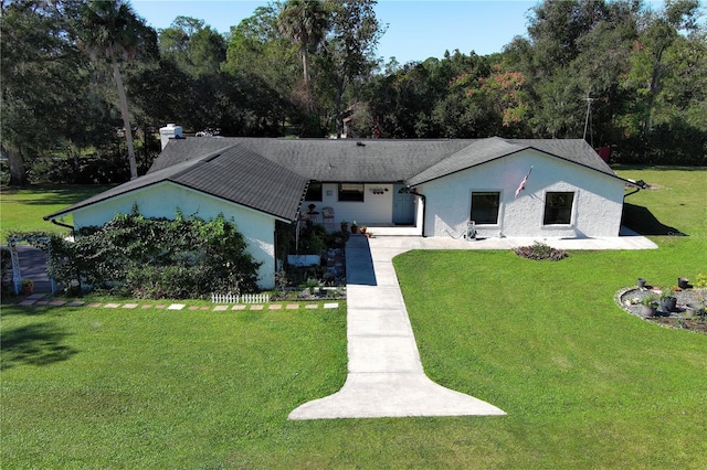 view of front of home featuring a front yard