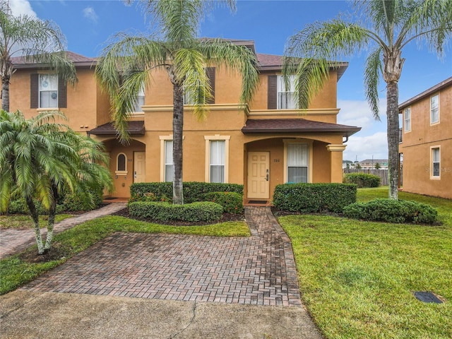 view of front of home featuring a front yard