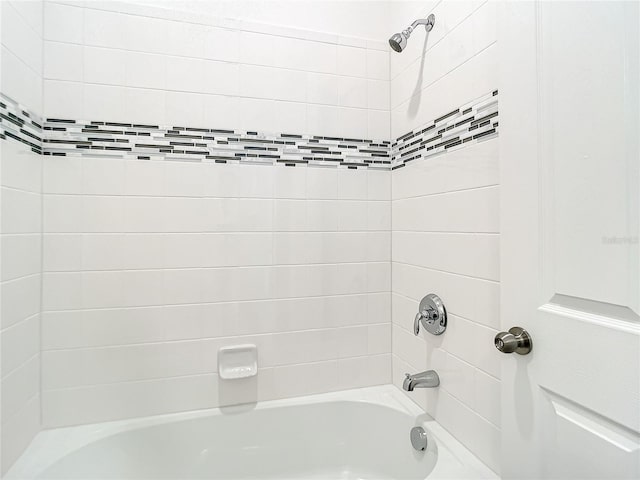 bathroom featuring tiled shower / bath