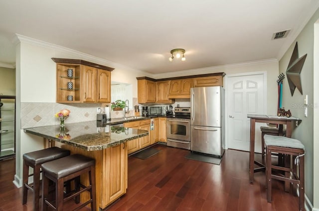 kitchen with tasteful backsplash, stainless steel appliances, dark wood-type flooring, and kitchen peninsula