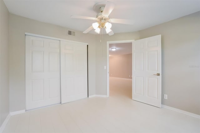 unfurnished bedroom featuring ceiling fan and a closet