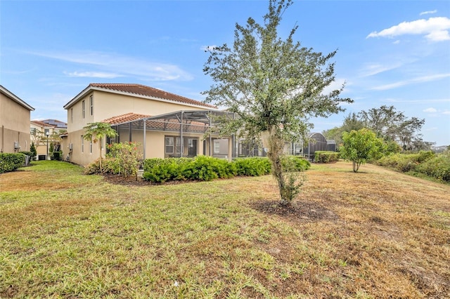 view of yard featuring a lanai