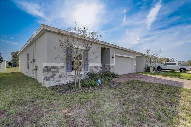 view of front of property featuring a front lawn and a garage